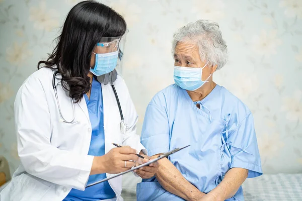 Médico Que Usa Estetoscopio Para Revisar Una Paciente Asiática Edad —  Fotos de Stock