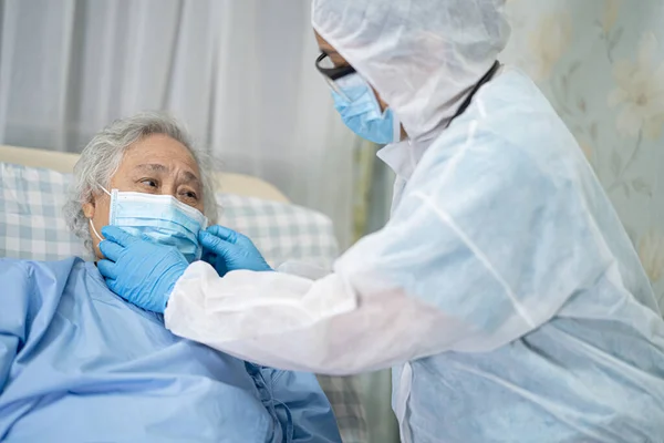 Médico Que Usa Estetoscopio Para Revisar Una Paciente Asiática Edad —  Fotos de Stock