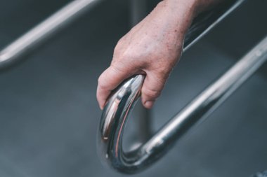 Asyalı yaşlı yaşlı kadın hasta, hemşire hastanesi koğuşunda tuvalet temizliği yapıyor. Sağlıklı güçlü tıbbi konsept..