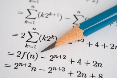 Eğitim okulunda matematik formülü sınav kağıdı üzerine kalem..