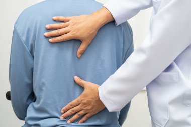 Fizik tedavi, Asyalı terapist tedavisi. Genç adam hastanede acı çekiyor..