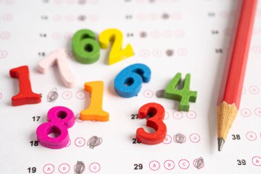 Cevap kağıdındaki matematik numarası renkli ve kalem.