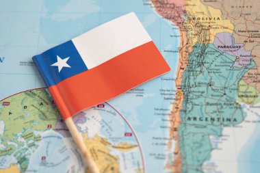 Bangkok, Tayland 7 Aralık 2023, Dünya haritasında Şili bayrağı.