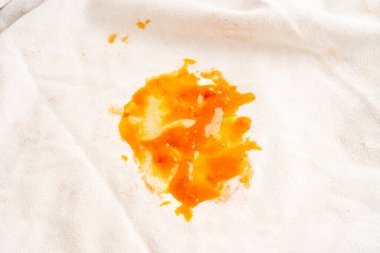 Kirli domates sosu lekesi ya da kumaşta ketçap..