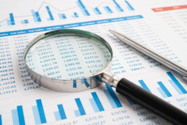 Hesap tablosu ve grafik kağıdındaki büyüteç. Mali veri ekonomisi, İş.