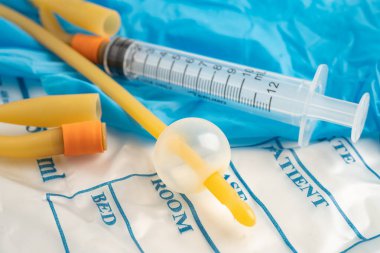 Özürlü ya da hastanede yatan hasta için idrar torbası takılı Foley idrar sondası.