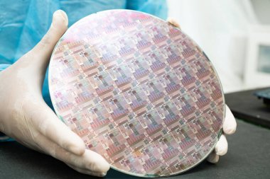 Tümleşik devre yarı iletken üretimi için silikon gofret.