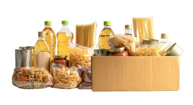 Bağış, depolama ve teslimat için yiyecek. Çeşitli yiyecekler, makarna, yemek yağı ve karton kutuda konserve yiyecekler..