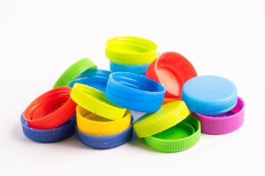 Beyaz arka planda geri dönüşüm atıkları için plastik şişe renkli vida kapakları, konteyner su kapağı.