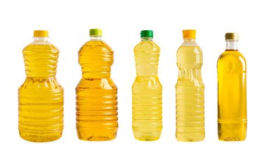 Farklı şişelerde yemek pişirmek için kullanılan sebze yağı beyaz arka planda izole edilmiş..