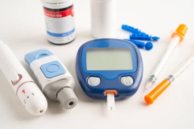 Glukometre neşter ve test çubuğu diyabet için insan kan şekeri seviyesini ölçüyor.