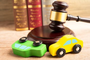 Çekiç tokmak hakimi araba kazasında, sigorta sigortası tazminat davası davasında..