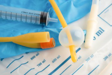 Özürlü ya da hastanede yatan hasta için idrar torbası takılı Foley idrar sondası.