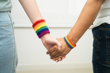 Gökkuşağı bilekliği takan Asyalı LGBT çifti..