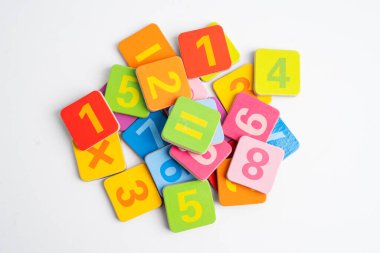 Beyaz arkaplanda renkli matematik sayısı, eğitim eğitimi matematik öğrenimi öğretimi.