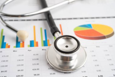 Hesap tablosu ve grafik kağıdına steteskop, Maliye, Hesap, İstatistikler, Yatırım, Analitik araştırma veri ekonomisi ve İş dünyası.