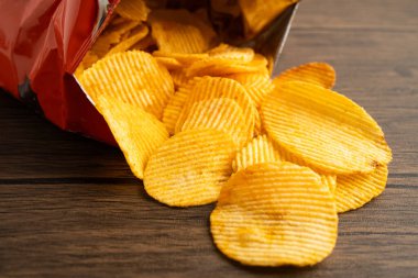Patates cipsi, leziz BBQ baharatlı Crips için ince dilimlenmiş kızarmış abur cubur açık poşette fast food..
