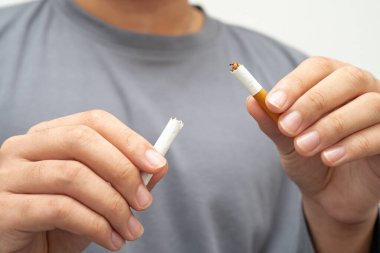 Sigarayı bırak, Asyalı genç adam kırıyor sigarayı yok et.