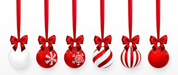 Transparente und rote Weihnachtskugel mit Schnee-Effekt und roter Schleife. Weihnachtsglaskugel auf weißem Hintergrund. Feiertagsdekoration Vorlage. Vektorillustration — Stockvektor