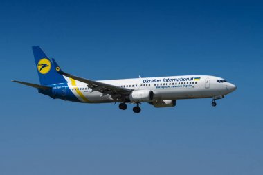 Prag - 19 Nisan 2019:Ukrayna Uluslararası Havayolları Boeing 737, Prag Vaclav Havel havalimanında,19 Nisan 2019, Prag, Çek Cumhuriyeti. Ukrayna Uluslararası Havayolları Ukrayna bayrak taşıyıcı.