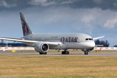 Prag, Çek Cumhuriyeti - 25 Mart 2019: Qatar Airways'in Boeing 787-8 Dreamliner uçağı 25 Mart 2019 tarihinde Prag'daki Prg Havaalanı'ndan havalandı. Qatar Airways, Katar'ın devlet bayrak taşıyıcısı.