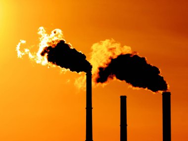 ateş Kömür Santrali siluet gün batımında, Pocerady, Çek Cumhuriyeti