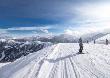 Zauchensee Kayak Merkezi, Avusturya - 31 Ocak 2019: Salzburg land, Avusturya Alpleri'ndeki Ski Amade Zauchensee bölgesinde kayakçılar.