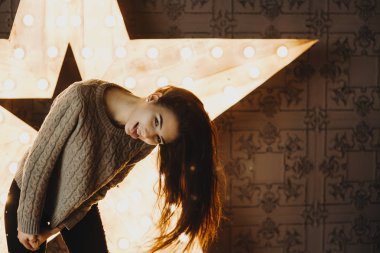 Genç çekici kız eğleniyor ve dilini bir oda gösterilen.