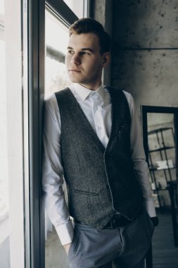 Genç güzel icra uzak ofis pencereden bakıyor.