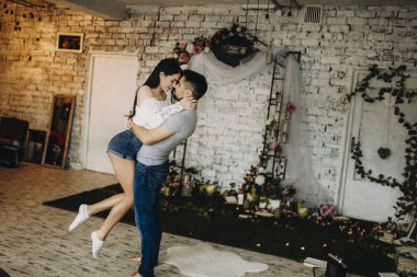 Güzel beyaz çift baştan çıkarıcı bir şekilde kucaklayan ve birbirlerine ev arıyorum.