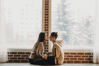 Genç yakışıklı adam inanılmaz bir odada kız arkadaşı teselli