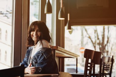 Mutlu Kafkas kadın güleryüzlü ve bir kafede kahve içme.