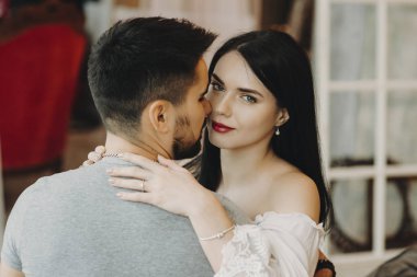 Bir kaç sarılma kadın kameraya bakıyor iken portresi