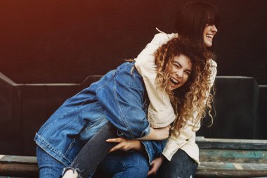 Komik kız casualy sarılma ve sepetle gülüyor giyinmiş.