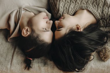 Yatakta döşeme ve birbirlerine gözlerinin içine bakarak çok güzel Çift.