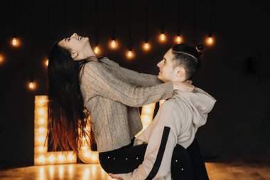 Kameraya bakıyor iken güzel kadın erkeğini sarılıyor. Tatlı ilişki.