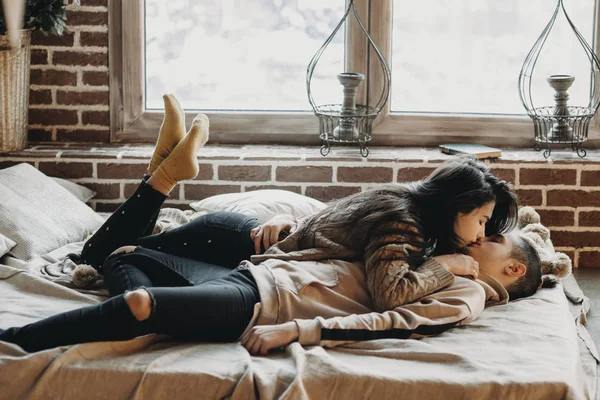 Όμορφη Νεαρό Καυκάσιος Ζευγάρι Θέτοντας Ένα Κρεβάτι Και Φιλιά — Φωτογραφία Αρχείου