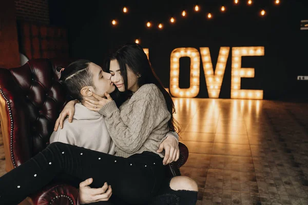 Casal Bonito Sentado Uma Cadeira Quarto Bonito Com Bela Decoração — Fotografia de Stock