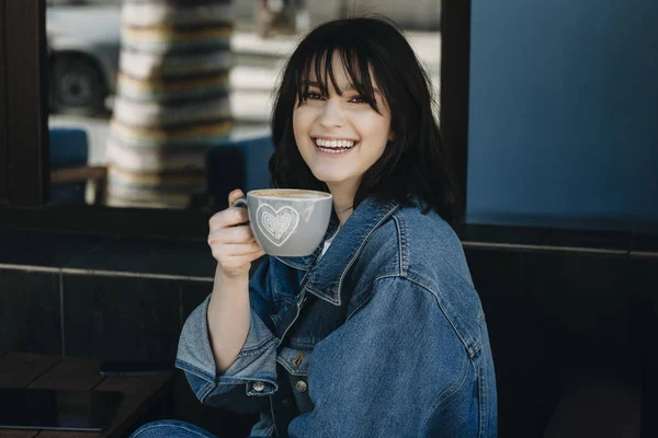 Porträtt Charmiga Flicka Dricka Kopp Kaffe Caféet Utanför — Stockfoto