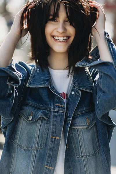 Portret Van Mooi Meisje Gekleed Een Blauwe Jeans Jasje Glimlachen — Stockfoto
