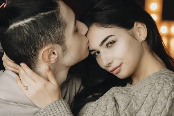 Close Retrato Lindo Casal Enquanto Menino Está Beijando Sua Namorada — Fotografia de Stock