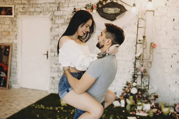 Bonito Barbudo Homem Segurando Seus Braços Seu Amante Sorrindo — Fotografia de Stock