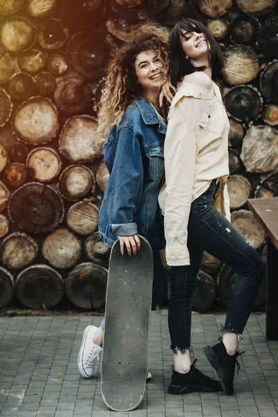 Full Lenght Portrait Two Beautiful Girlfriends Having Fun Possing Camera — Stock Photo, Image