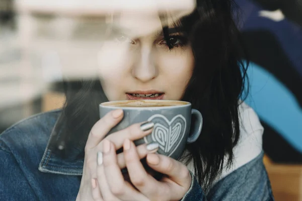 Atractiva Mujer Caucásica Bebiendo Café Mirando Cámara Través Una Ventana — Foto de Stock
