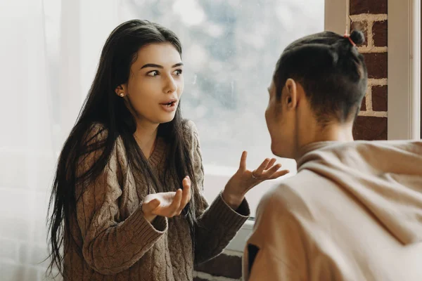 Morena Chica Hablando Con Amante Explicándole Algo — Foto de Stock