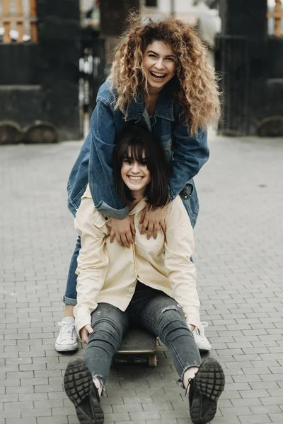 Ganzkörperporträt Von Zwei Freundinnen Die Spaß Haben Während Ein Mädchen — Stockfoto