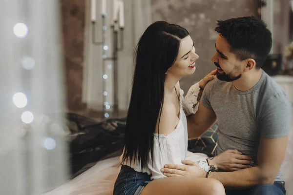 Retrato Belo Casal Sentado Cara Cara Uma Cama Rindo — Fotografia de Stock