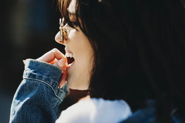 Közelről Rövid Haj Napszemüveget Nevetett Keres Miközben Ujjaival Fogát Megható — Stock Fotó