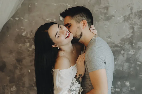 Casal Incrível Divertindo Abraçando Onde Homem Está Beijando Pescoço Das — Fotografia de Stock