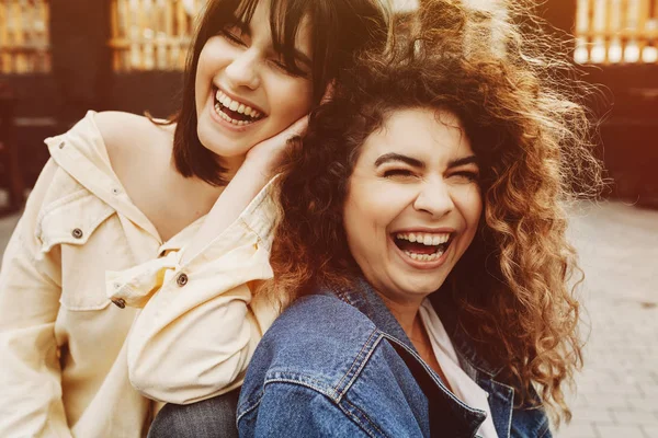 Glückliche Mädchen Die Lachen Und Sich Umarmen Während Sie Die — Stockfoto